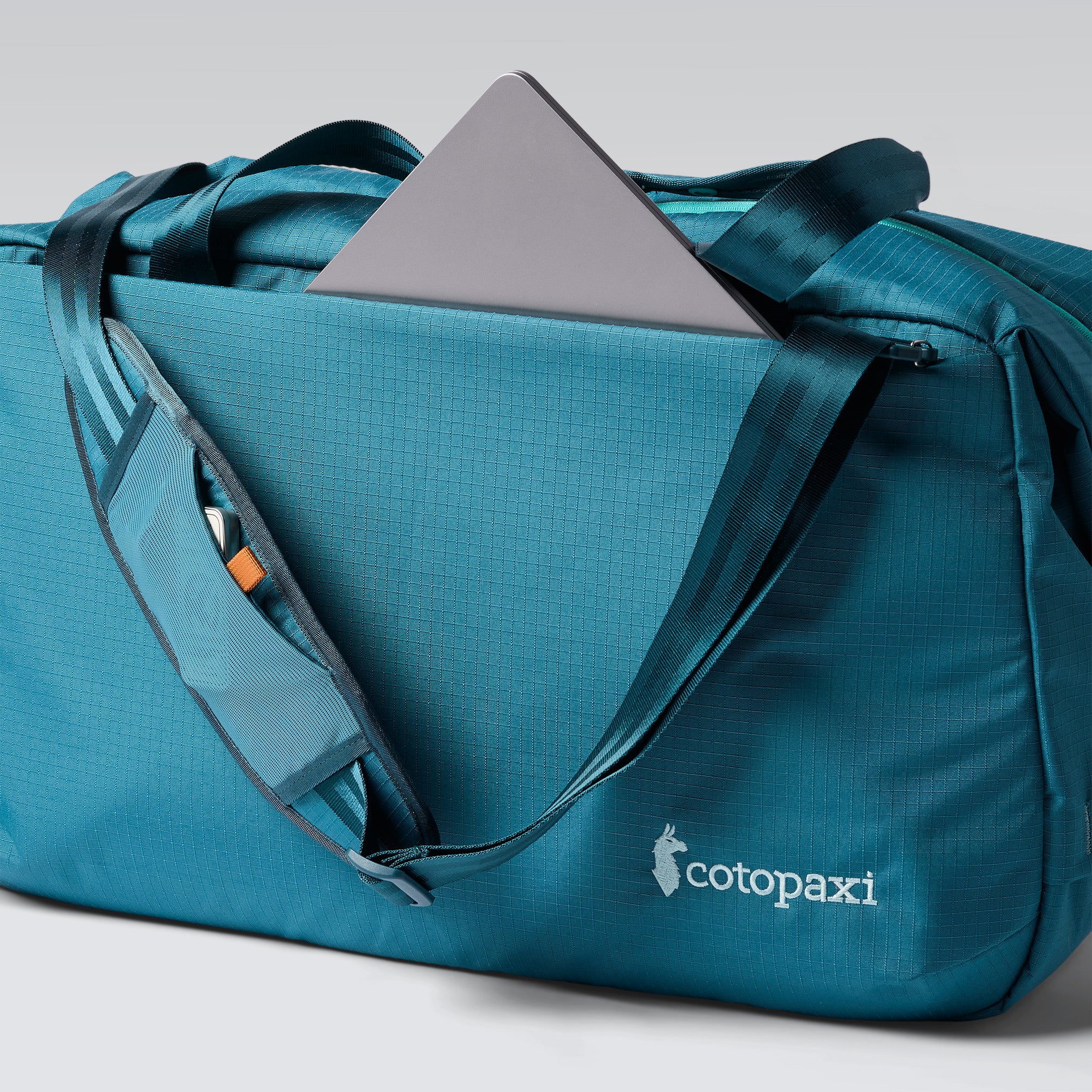 Viaje 45L Travel Duffel - Image 8