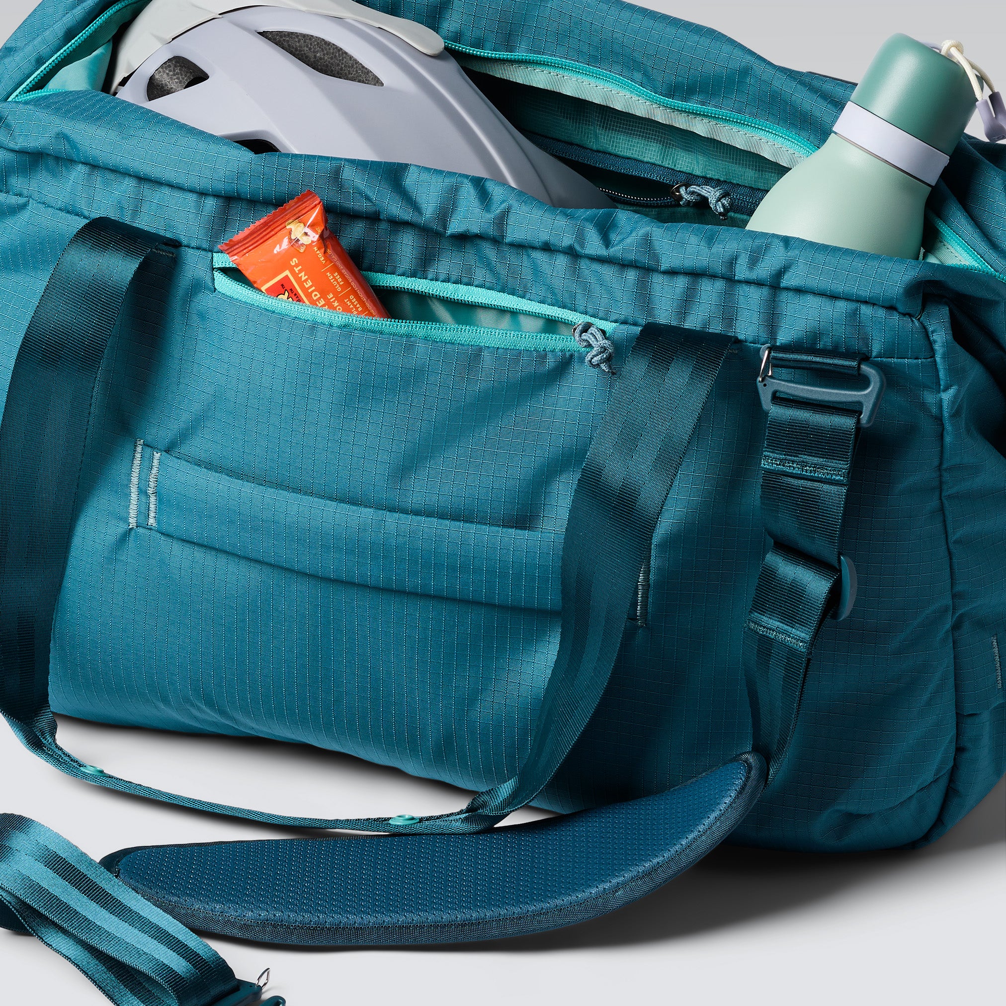 Viaje 35L Travel Duffel - Image 8